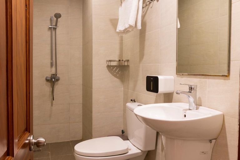 Bathroom 3, California Saigon Hotel, Hóc Môn