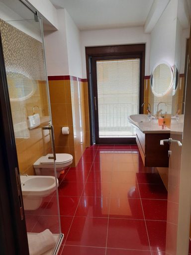 Bathroom 4, il Sorriso di Angelina, Pescara