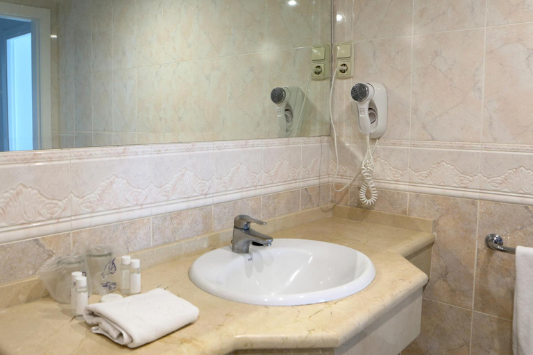 Bathroom 4, Aparthotel PYR Fuengirola, Málaga