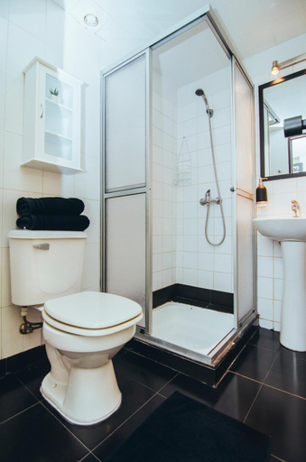 Bathroom 4, La Joya Hostel, Valparaíso