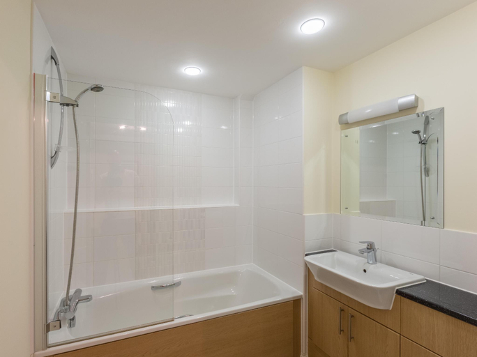 Bathroom 2, HOF - Central Point Apartments, Hampshire