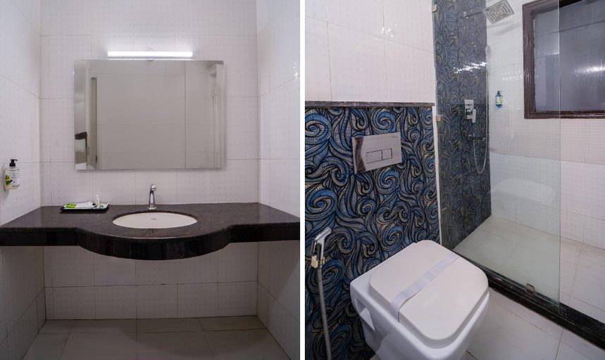 Bathroom 4, Treebo Marigold, Delhi