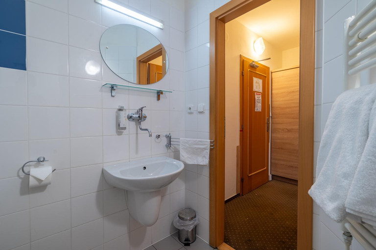 Bathroom 2, Hotel Garni Orlova, Karviná