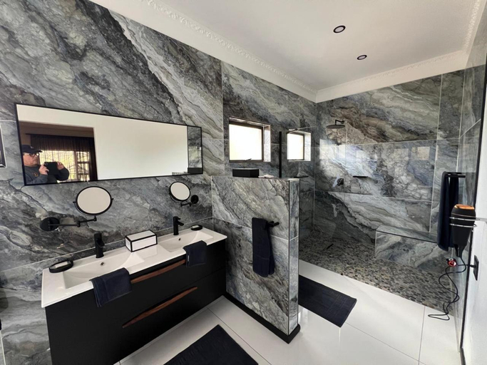 Bathroom 4, Forty 4 On Hoog, Capricorn