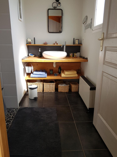 Bathroom 2, Myosotis, Gironde