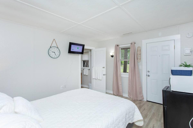 Bedroom 4, Saratoga Cabins, Saratoga
