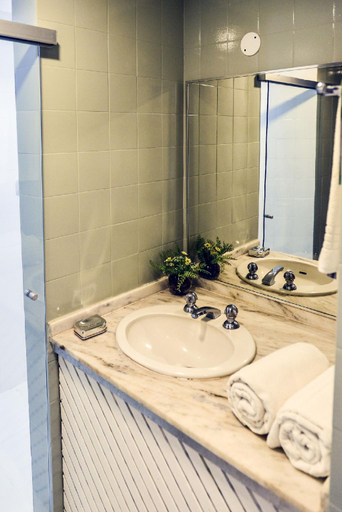 Bathroom 4, Portogalo Suite Hotel, Angra dos Reis