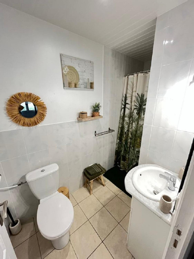 Bathroom, " Villa Belle Vue" Chambre independante et Cuisine d'ete, Hérault