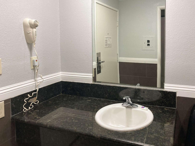 Bathroom 3, Motel6 Glendale, CA – Pasadena Burbank Los Angeles, Los Angeles