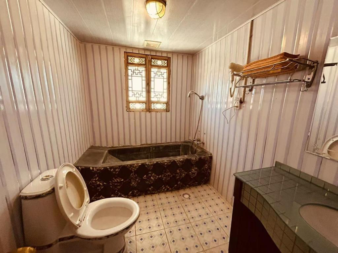 Bathroom 3, Sean Spring Guesthouse, Dêqên Tibetan