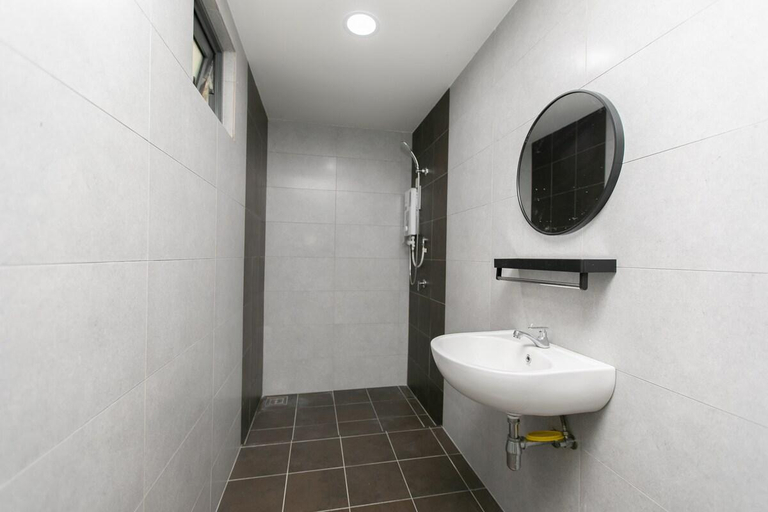 Bathroom 2, Top floor Seaview pent house 3BR 10pax, Central Seberang Perai