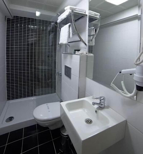 Bathroom 5, Walk In Hotel, Konak
