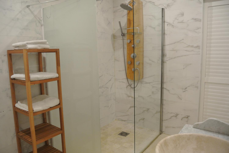 Shower 2, Grand Tamaris Hosting, Bouches-du-Rhône