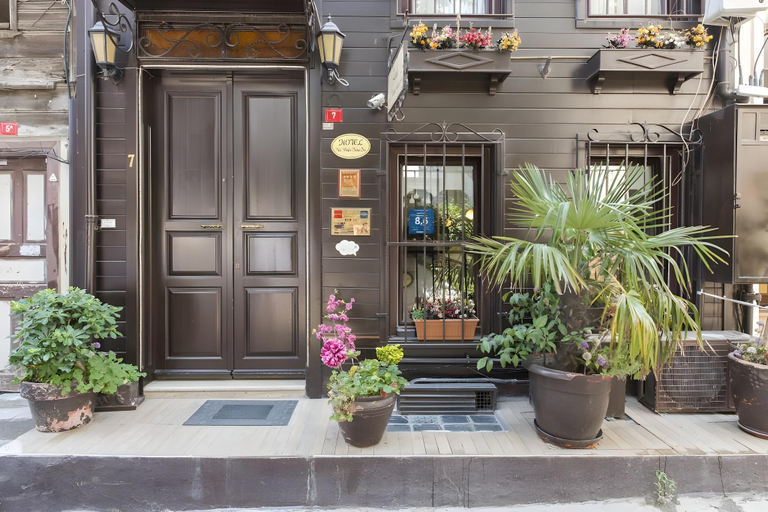 Exterior & Views