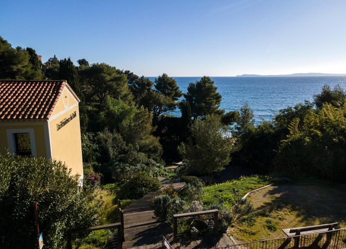 Garden 3, Apartment in Saint-tropez With Beach Access, Var