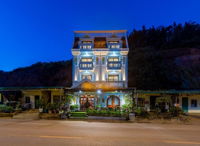 Exterior & Views