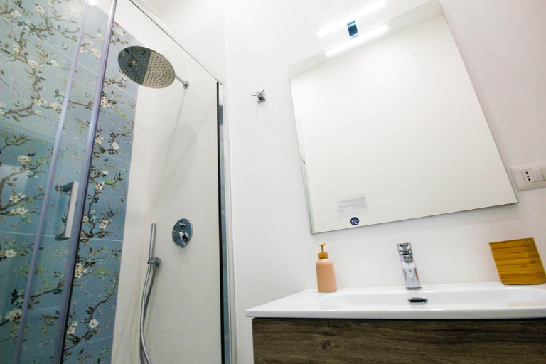 Bathroom 2, Desdemona Rooms, Napoli
