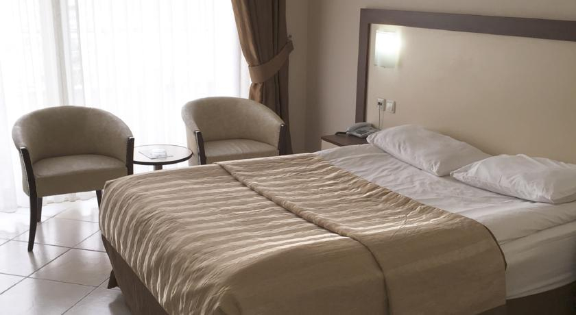 Bedroom 3, Batihan Beach Resort & Spa Ultra All Inclusive, Kuşadası