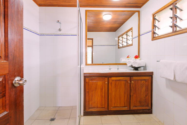 Bathroom 5, Mangoes Resort Vanuatu, Port Vila