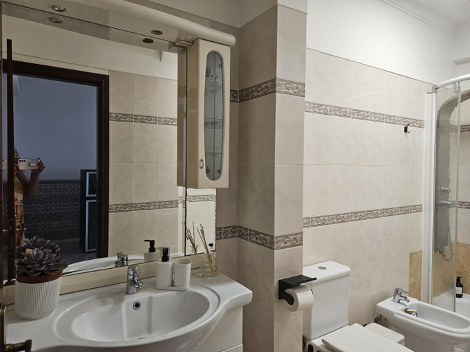 Bathroom 5, Light Spacious Almada Apartment, Almada