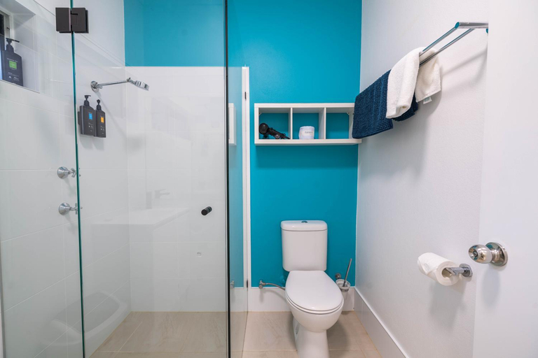 Bathroom 3, Coral Beach Lodge, Douglas