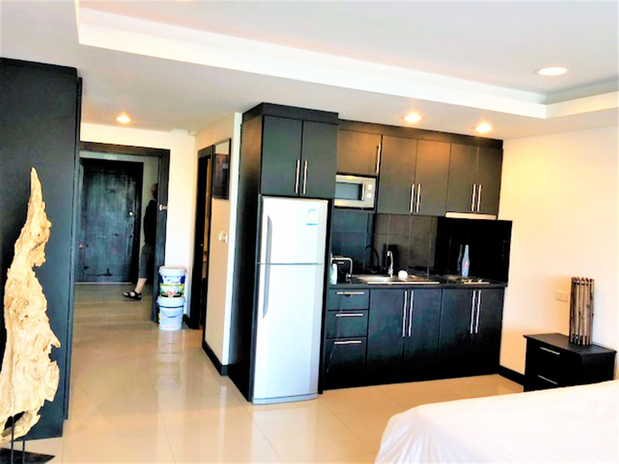 Others 5, Platinum Suites, Thepprasit Road - large top floor studio, Pattaya