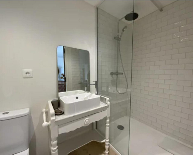 Shower 4, Le Mas des Poules chambres, Vaucluse