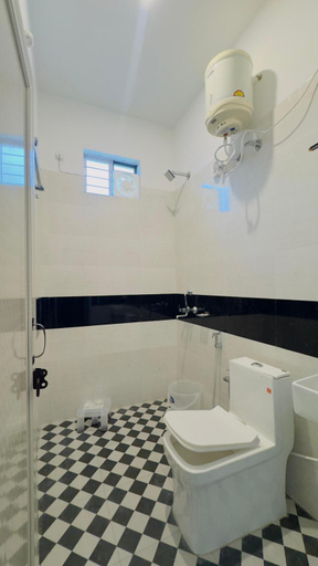 Bathroom 3, J Terminal Hotel & Cafe, Uttarkashi