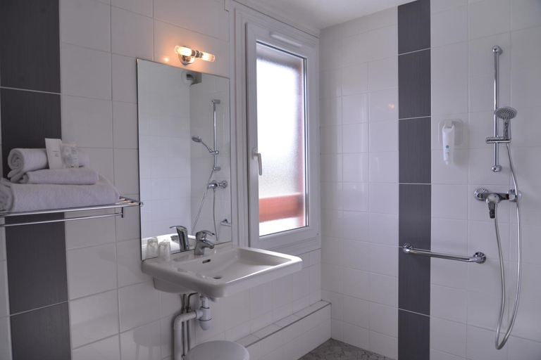 Bathroom 4, Inter-Hotel Lyon Sud Cris Hotel, Rhône