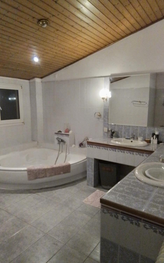 Others 4, Rooms renovated climate 200 meter from metro Pallini 20 min with train and bus 24 hours please don't, Attica