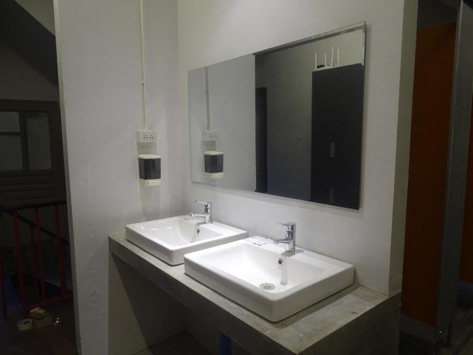 Bathroom, The Connection Hostel, Muang Chiang Mai