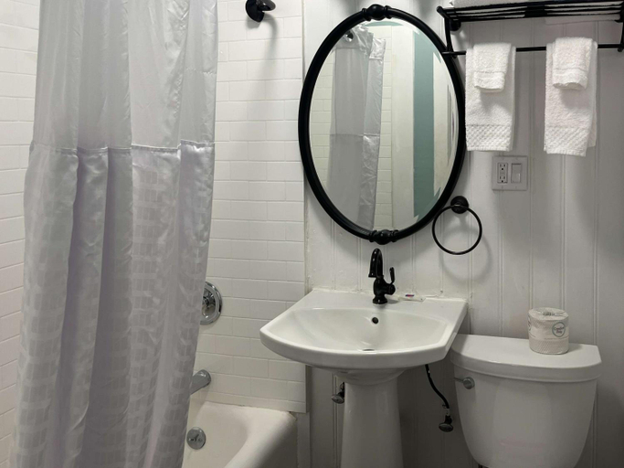 Bathroom, Motel6 San Francisco, CA – Civic Center, San Francisco