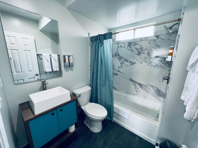 Bathroom 3, Harbor Inn, Los Angeles