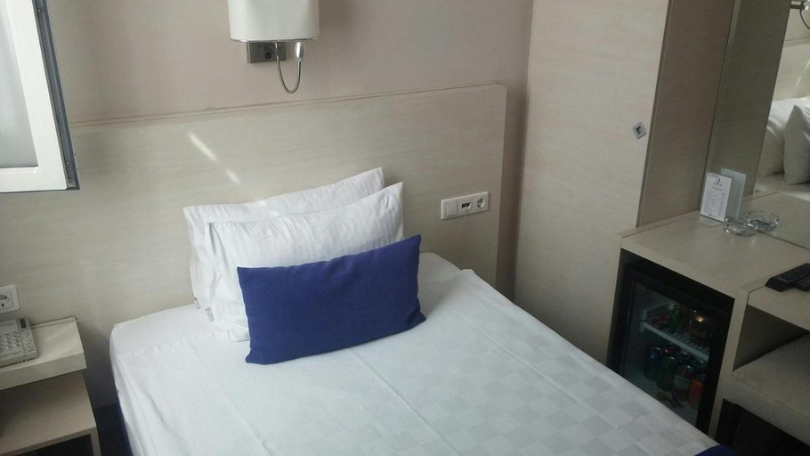 Bedroom 3, Walk In Hotel, Konak