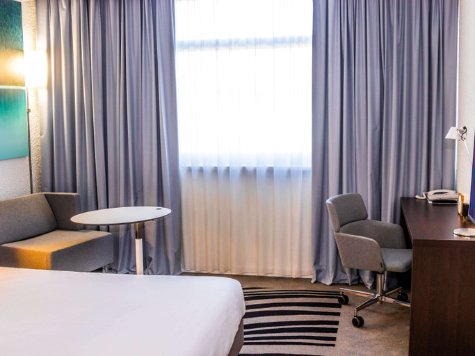 Bedroom 5, Novotel Lyon Bron Meeting & Events, Rhône