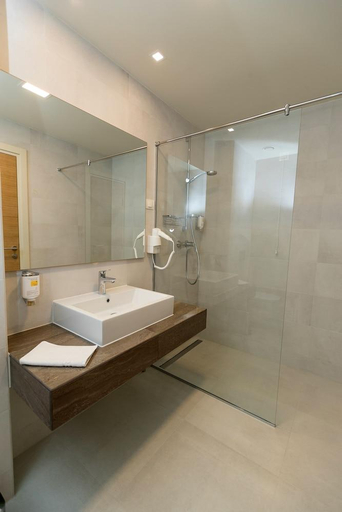 Bathroom 4, Hotel Crikvenica, Crikvenica