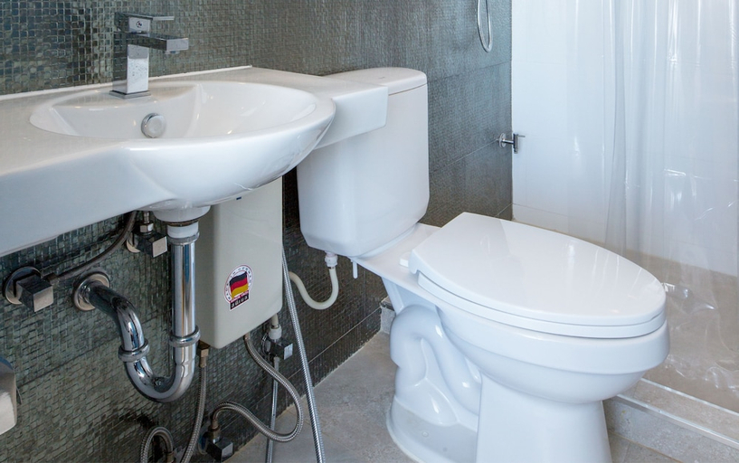 Bathroom 4, 128 Room And Massage, Khlong Toey