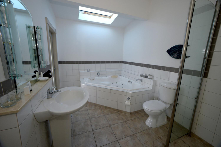 Bathroom 3, Akaroa Village Inn, Christchurch