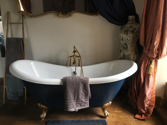 Bathroom 5, Chateau Gros Puy, Petit Chateau chambre d'hote, Dordogne