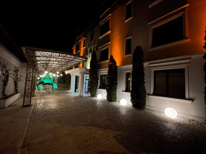 Exterior & Views