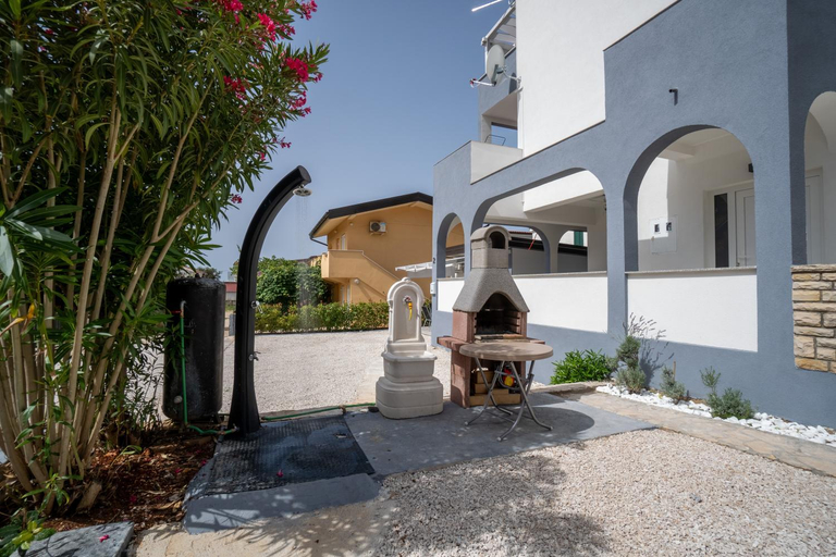 Others 3, Apartments Najam Skundric, Vir