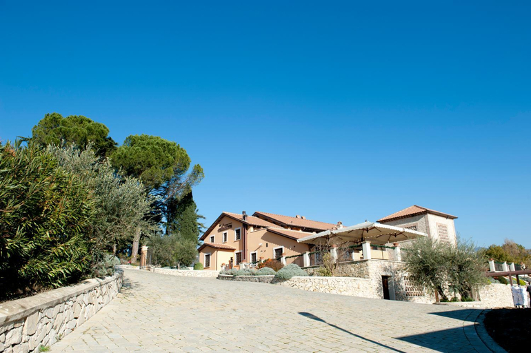 Exterior & Views