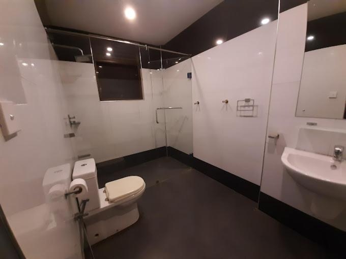 Bathroom 3, Blue Spring Hotel, Panadura