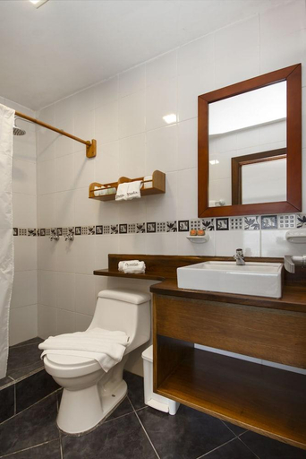 Bathroom 4, Hotel Volcano, Isabela