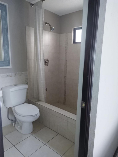 Bathroom 2, L´Aurora Inn hostal, ZONA 13