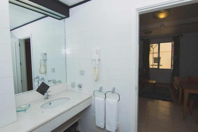 Bathroom 5, Apartamentos Turisticos Avenue Park, Funchal