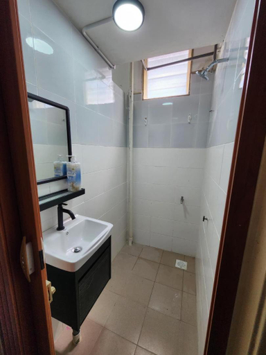 Bathroom 2, Tamu 1980 Studio, Dungun