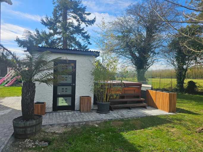 Others 2, Contemporary Dublin Suite with hot tub, Dublin