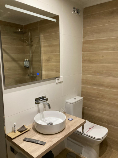 Bathroom 3, Los Guardeses, Cantabria
