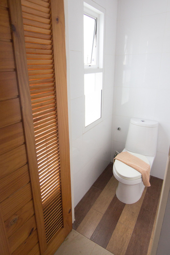 Bathroom 2, Just Fine Krabi, Mueang Krabi